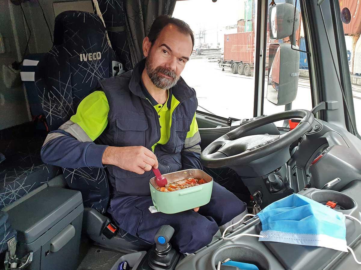 Alberto Martínez, comiendo en su camión