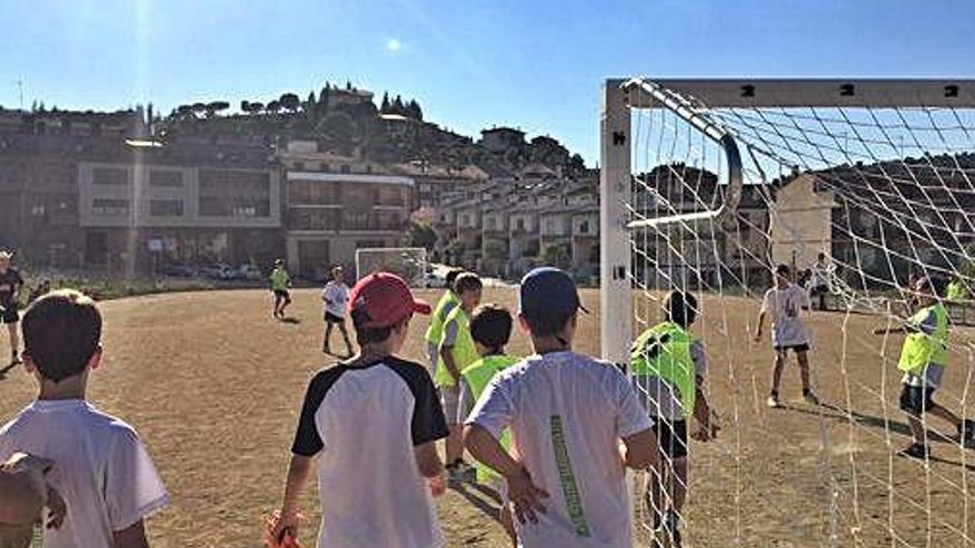 Un grup de nens juga al Camp del Serra
