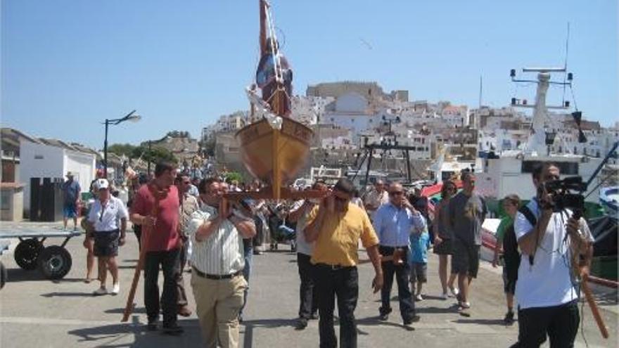 Los marineros llevaron a hombros la imagen del santo hasta el puerto para realizar la ofrenda marinera a los fallecidos en el día de San Pedro. fotos de Jordi maura