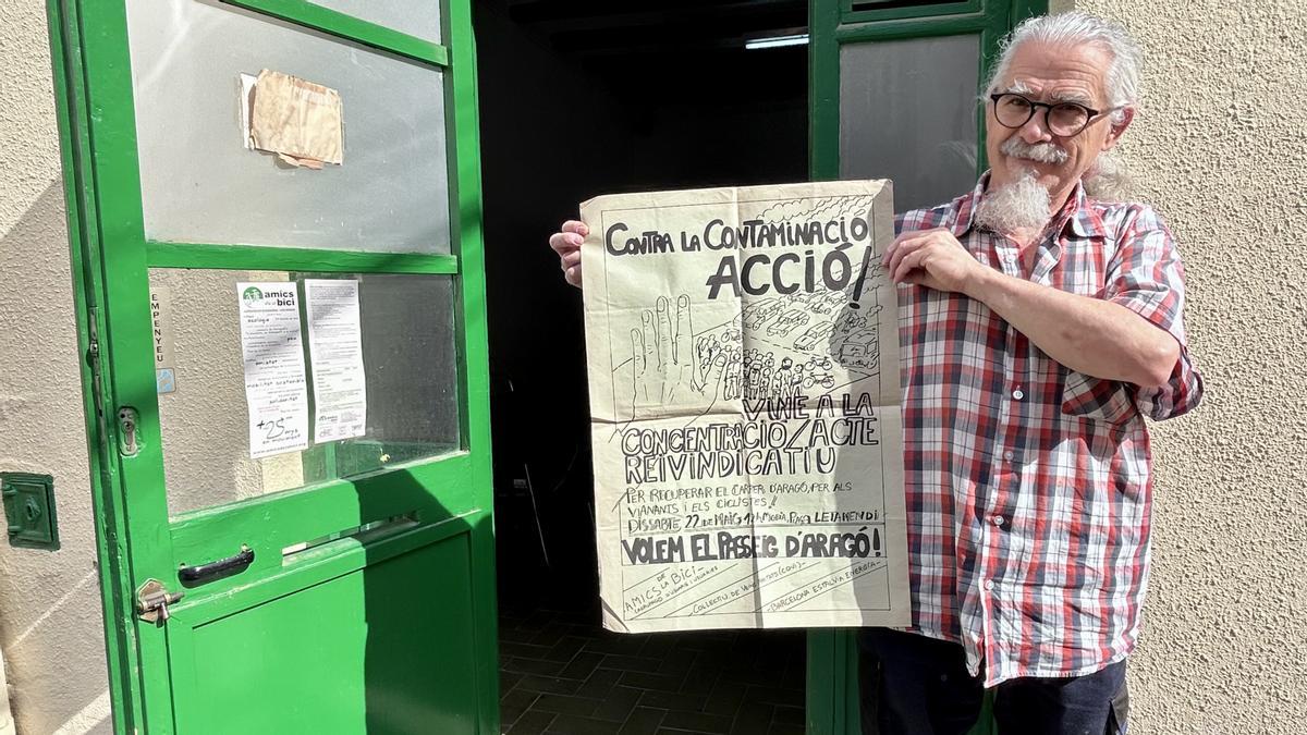 Txetxtu Martínez, en la sede de Amics de la Bici en Sants, con un cartel de los años 80 que anunciaba una protesta en Aragó
