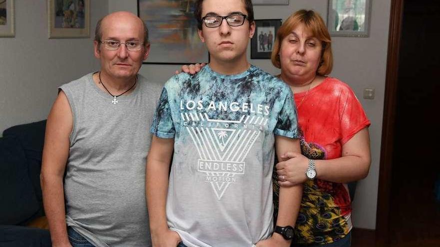 Los padres junto a Fran Amor, que nació sin iris al igual que su madre, en su casa en Dorneda.