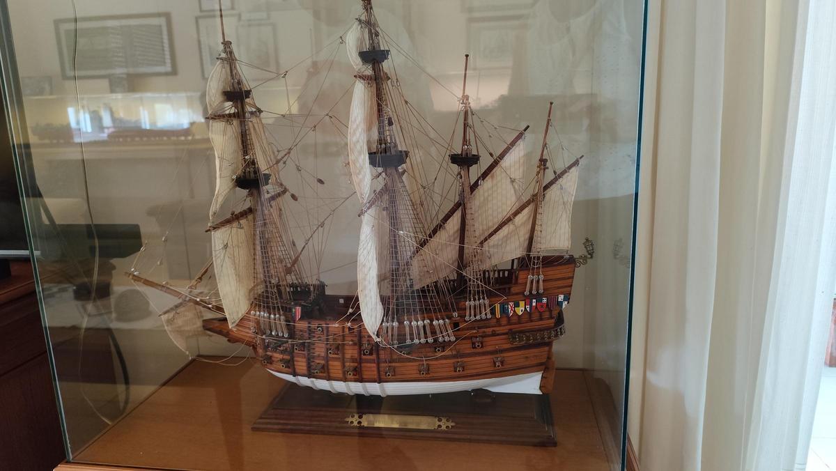 Un galió espanyol del segle XVII, el primer vaixell de guerra que va fer Rafel Ayensa.