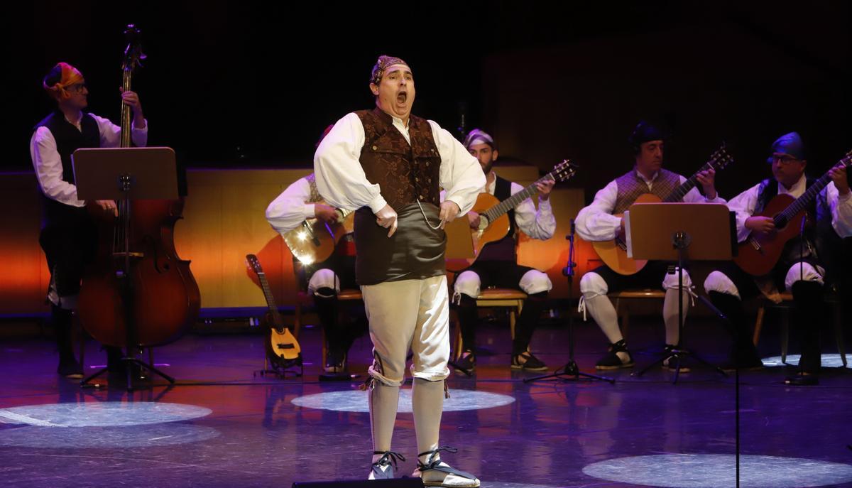 Un jotero cantando durante el homenaje