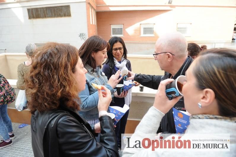 Reparto de buñuelos y chocolate en la ferretería de San Anton