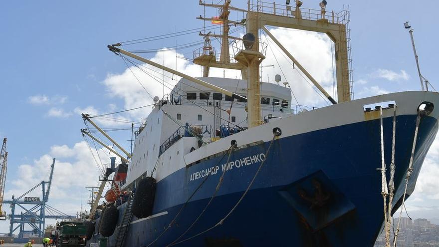 El pesquero ruso al que prohibieron el acceso en España llega al Puerto de Las Palmas