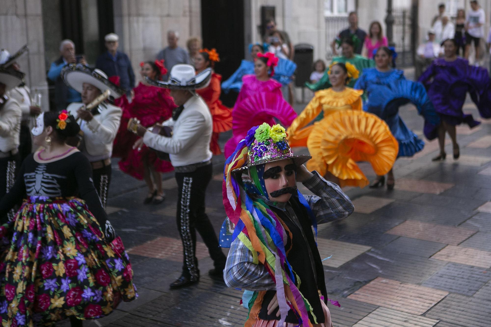 El festival de música y danzas populares llena las calles de Avilés de color