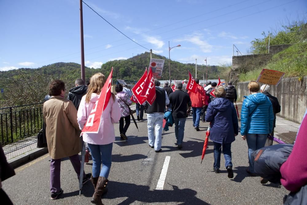 Manifestación organizada por CCOO Nalón para pedir del centro geriátrico de Riaño