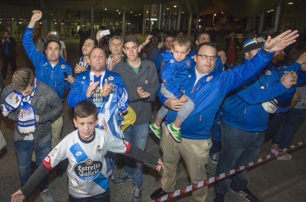 Aficionados reciben en Alvedro al Dépor tras sella