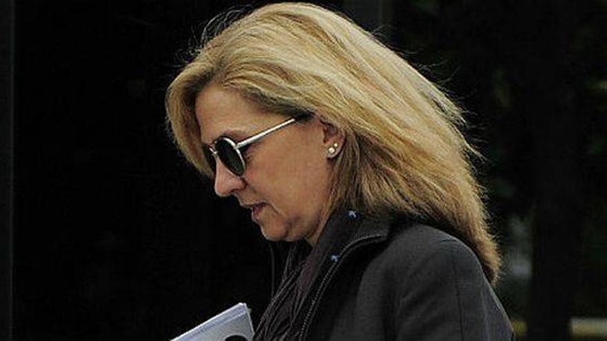 El juez sostiene que la infanta Cristina participó en la defraudación de su marido