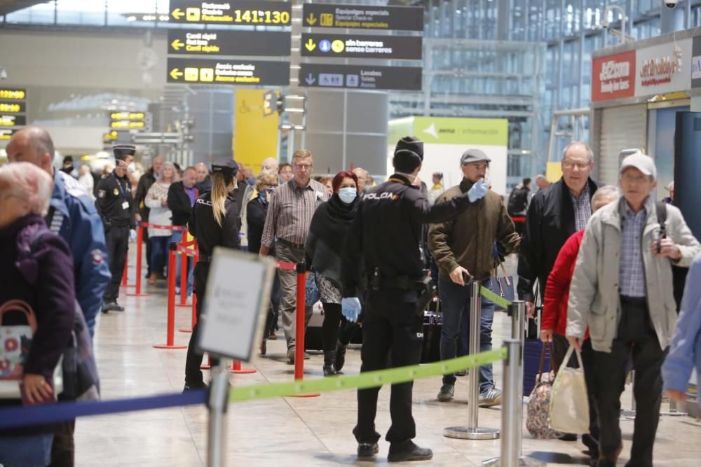 Los países de la UE aceleran la repatriación de sus turistas ante el avance del coronavirus