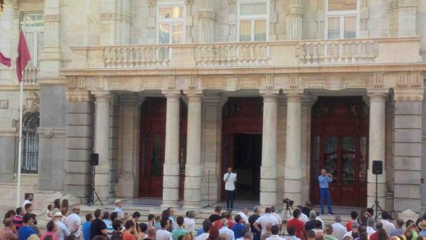 Unas 200 personas han conmemorado en la plaza el acto.