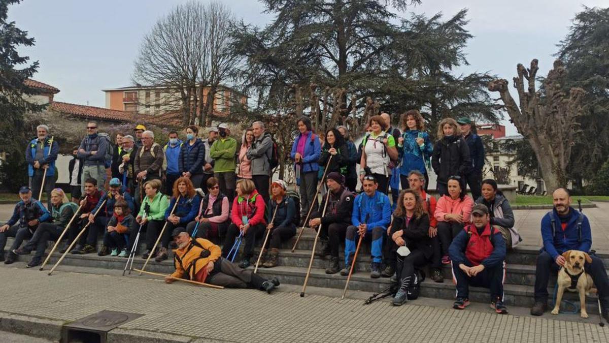 Los montañeros, en el parque Alfonso X  de la Pola. | S. Arias