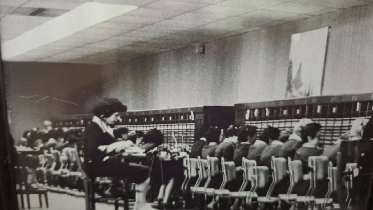 Una imagen histórica de las telefonistas en la central de Mérida, conectando llamadas en el antiguo edificio de Telefónica cuando las voces aún viajaban por cable.