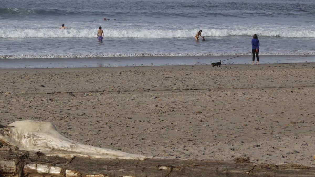 Bañistas, ayer, en la playa de Xagó, en Gozón. | Fernando Rodríguez