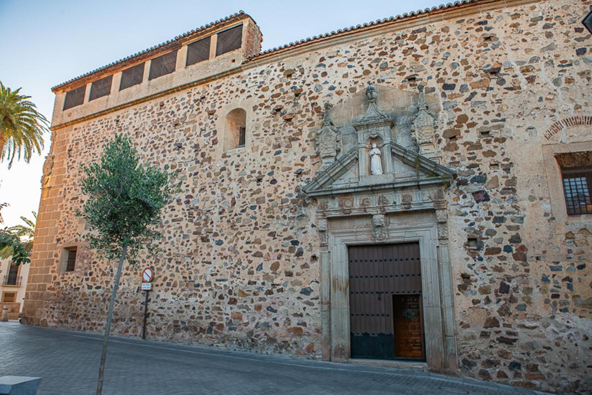 Imagen de la entrada a la iglesia desde Soledad.