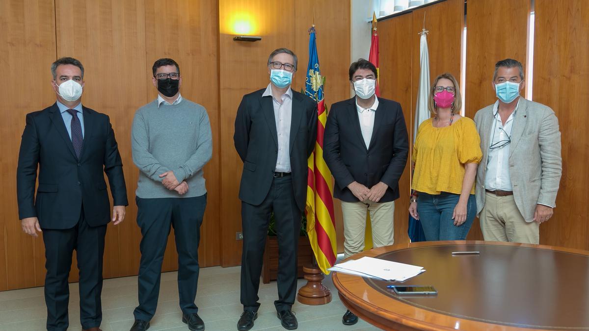 Representantes de Aguas de Alicante y del Ayuntamiento tras firmar el acuerdo