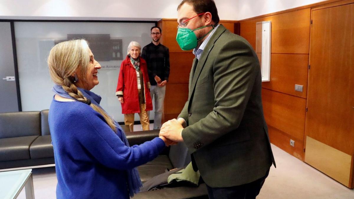 La presidenta de Axuntase, María Asunción Rodríguez, con Adrián Barbón, en primer término, y Nieves Fernández y Nacho Cabal al fondo, ayer, en la sede de Presidencia. | A. Á.