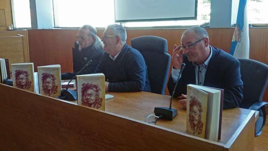 Camilo Camaño, Xosé Manuel Pazos y Ángel Carracelas, durante el acto de ayer en el salón de plenos de Cangas. // S.Á.