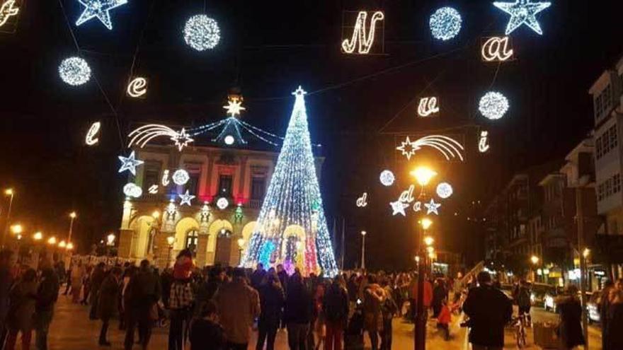 Iluminación y ambiente navideño en la plaza del Ayuntamiento de Villaviciosa.