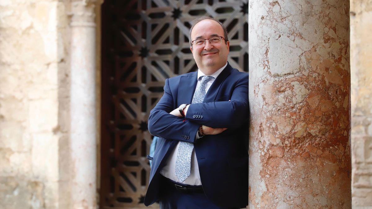 El ministro de Cultura y Deporte, Miquel Iceta, posa en el Patio de los Naranjos de la Mezquita-Catedral. / MANUEL MURILLO
