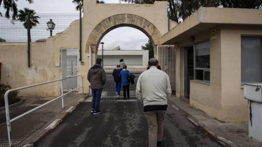 El funcionario trabaja como auxiliar de enfermería en el centro psiquiátrico Doctor Esquerdo.