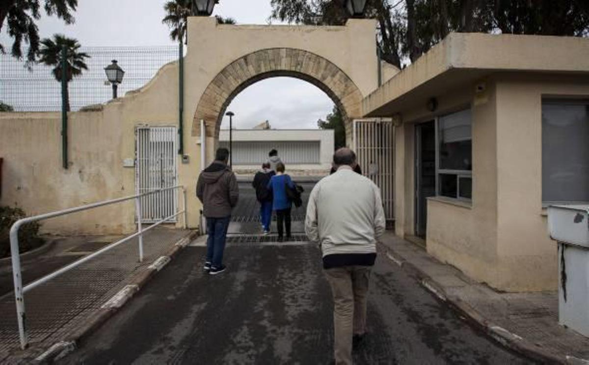 El funcionario trabaja como auxiliar de enfermería en el centro psiquiátrico Doctor Esquerdo.