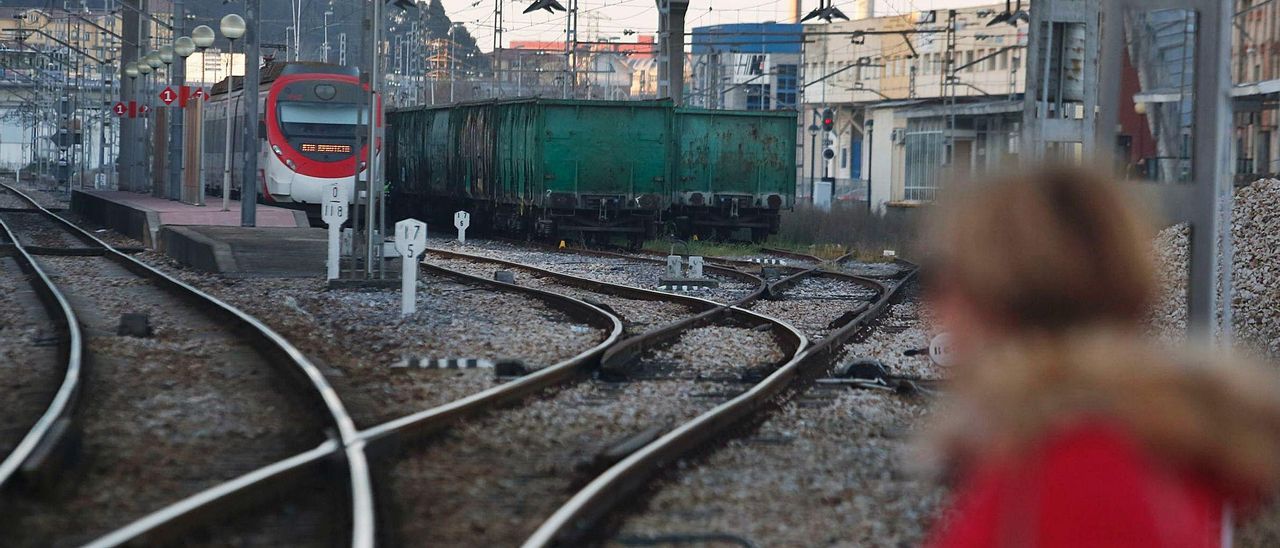 Un tren parado en la  estación de Avilés.  | MARA VILLAMUZA