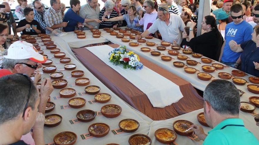 Público, degustando las recetas de arroz con leche peresentadas al certamen del pasado año.