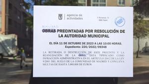 Cartel de precinto de la actividad de la doble discoteca de Tetuán KLK-4K, que ha colocado esta mañana el Ayuntamiento de Madrid.