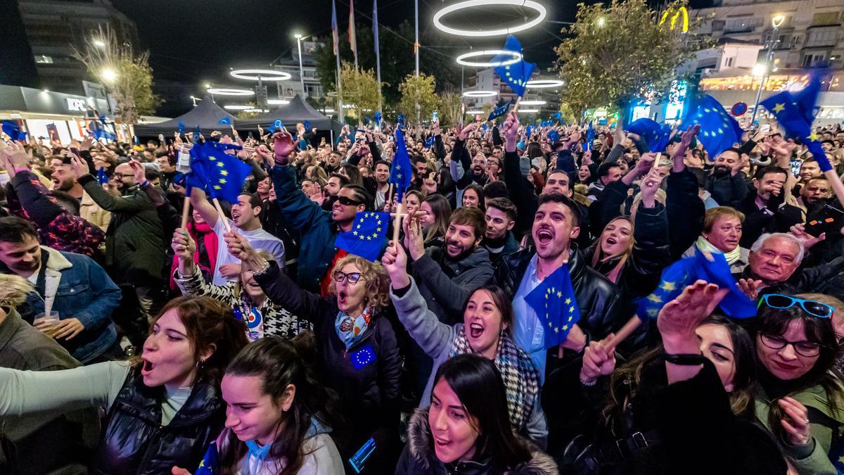 El público que ha visto la final del Benidorm Fest desde la plaza de la Hispanidad junto al tecnohito.