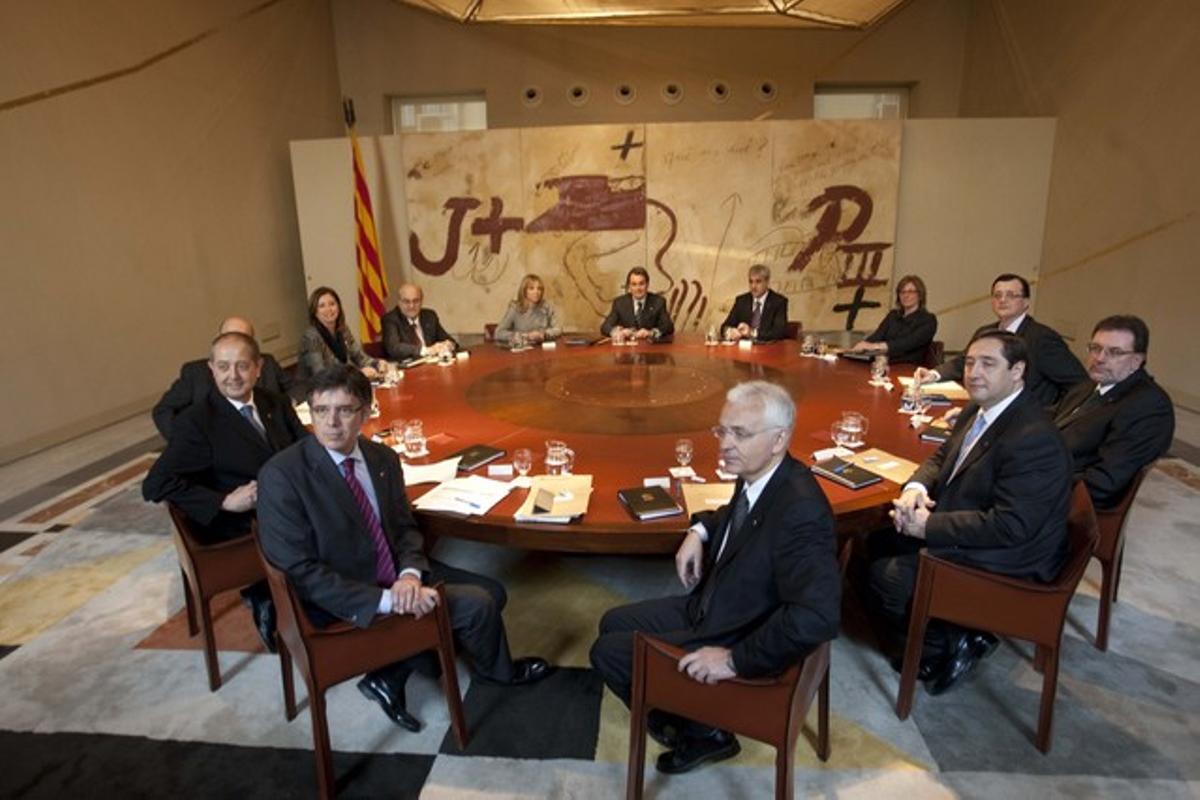 Artur Mas ( al fondo) y sus consellers, en la primera reunión del Consell Executiu, hoy, en el Palau de la Generalitat.