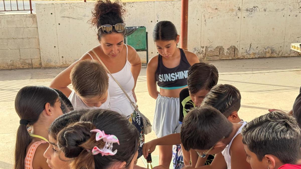 Los menores del CEIP Miguel Hernández realizando talleres en la escuela de verano.