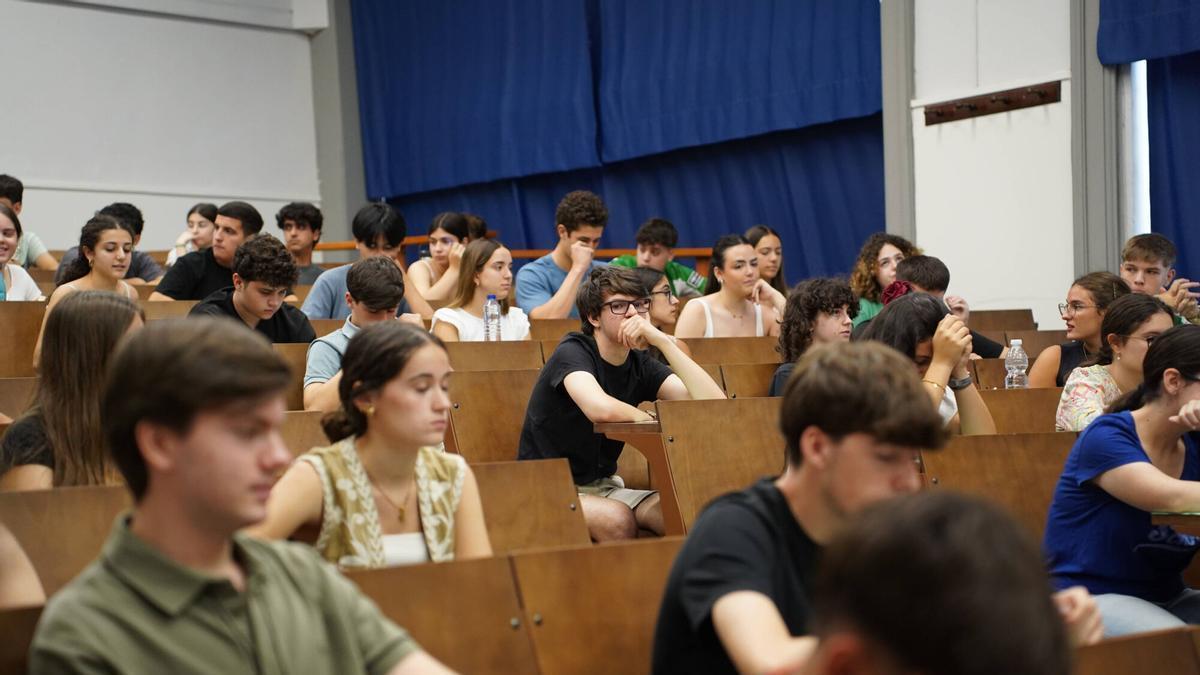 Alumnos de Bachillerato durante el primer día de la PAU 2026 en el Rectorado de la Universidad de Sevilla.