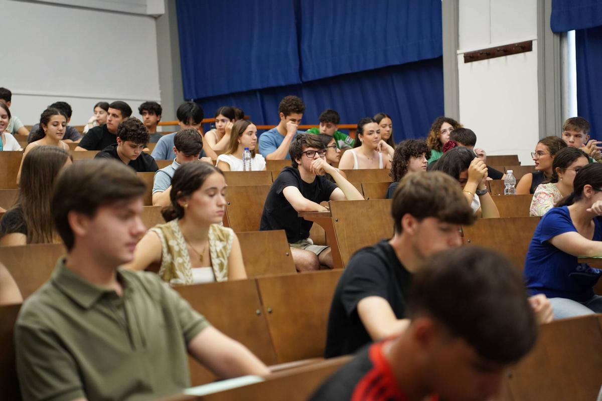 Alumnos de Bachillerato durante el primer día de la PAU 2026 (Selectividad) en el Rectorado de la Universidad de Sevilla