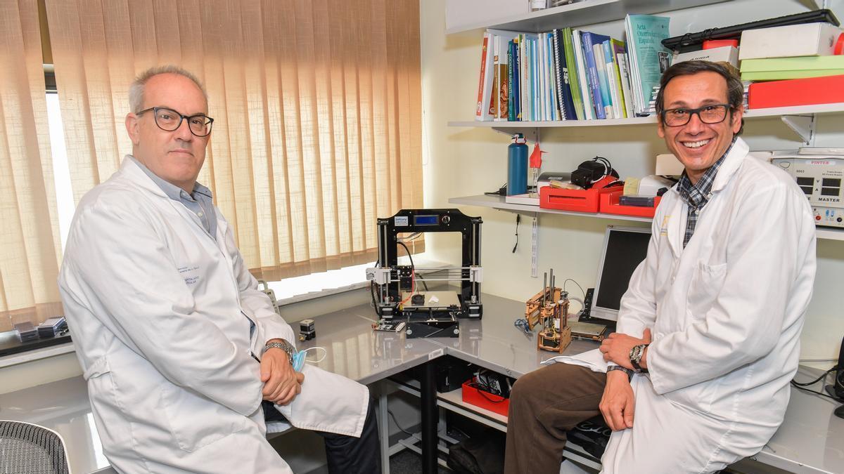 De izquierda a derecha, el doctor Ángel Ramos y el doctor Daniel Pérez en el Hospital Universitario Insular de Gran Canaria.