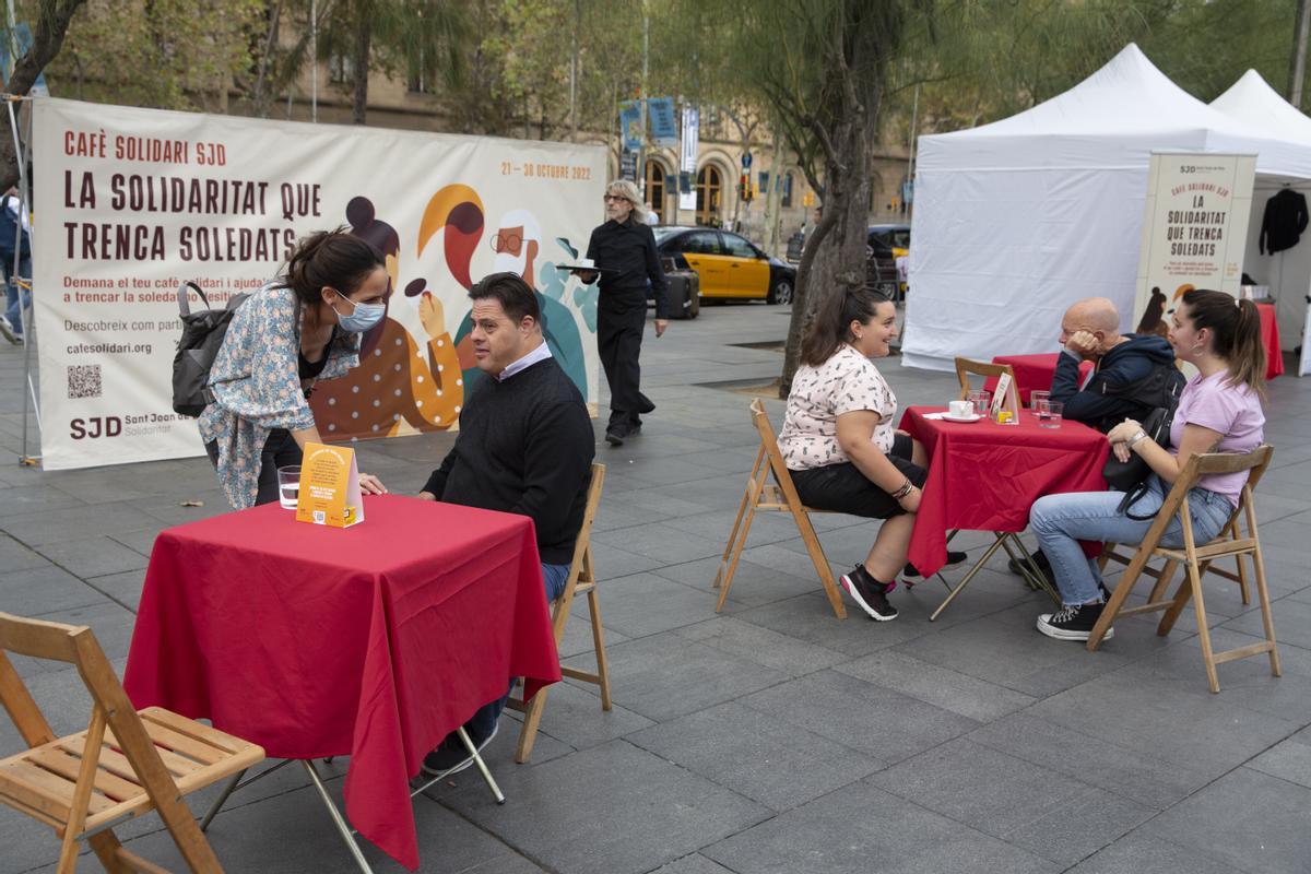 Campaña del Hospital Sant Joan de Dèu Cafè Solidari contra la soledad no deseada en la plaça Universitat de Barcelona