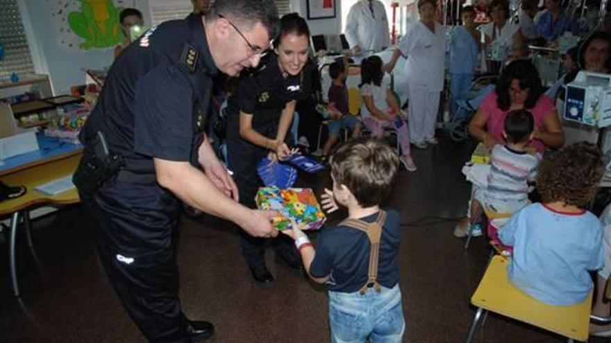 La Policía, con los niños en el Hospital General