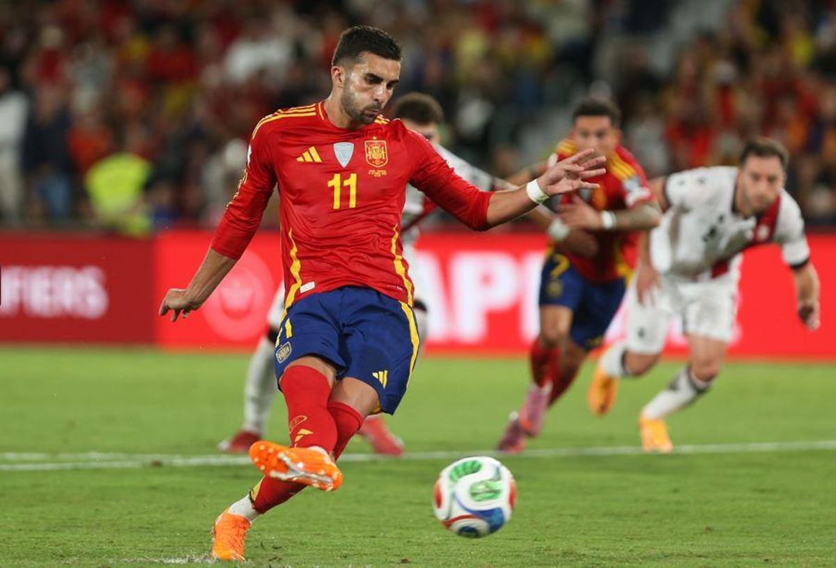 Spain's Ferran Torres misses a chance to score from the penalty spot during a World Cup 2026 qualifying soccer match between Spain and Georgia at Manuel Martinez Valero stadium in Elche, Spain, Saturday, Oct. 11, 2025. (AP Photo/Alberto Saiz)