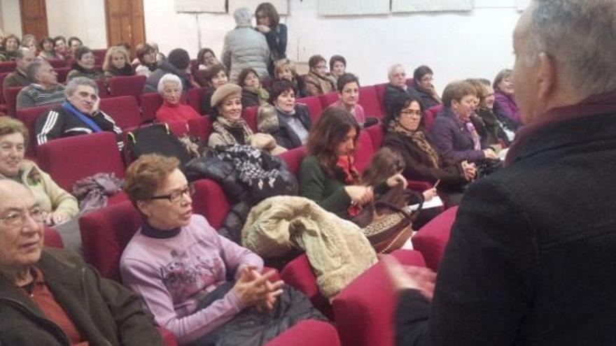 El doctor Silvino Román, durante su charla sobre hábitos saludables.