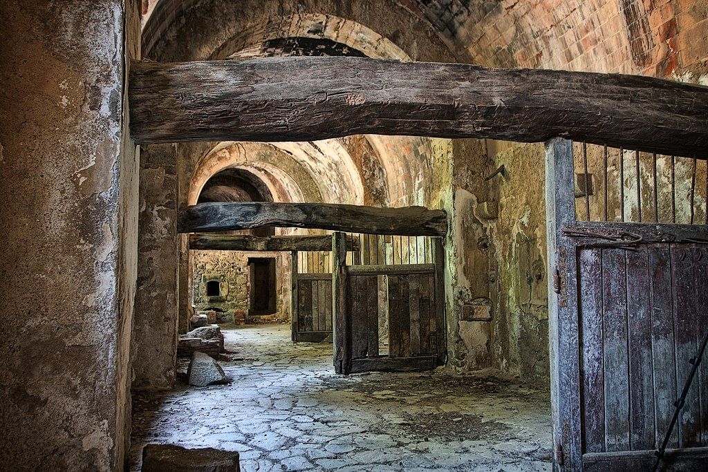 Caballerizas de la fortaleza de Requesens.