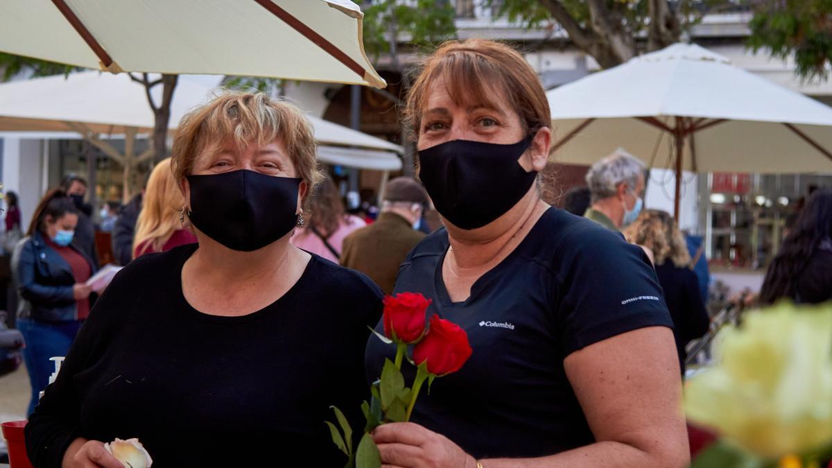 Carolina Riera i Dolores Gázquez venen roses en una paradeta col·locada enmig del passeig.