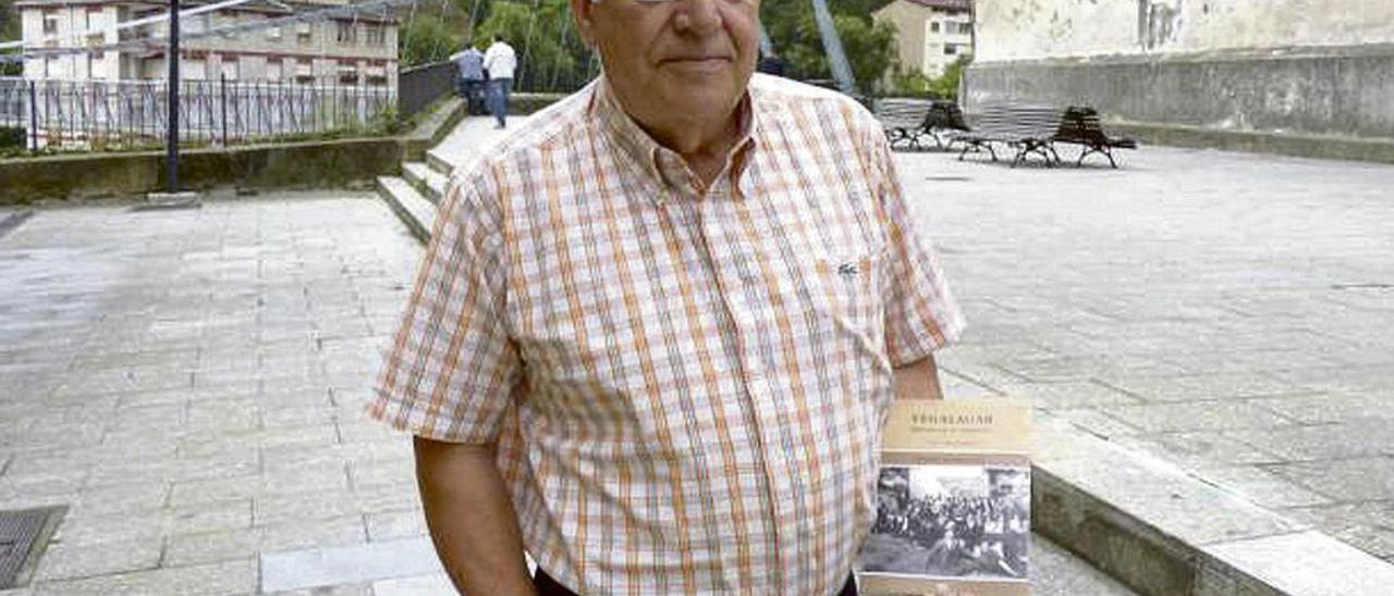 Gerardo Álvarez, en Cangas del Narcea, con su libro en la mano.