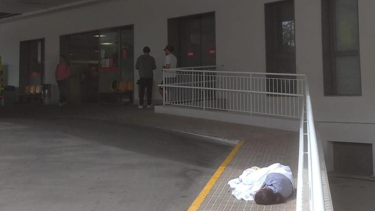 Una joven de 24 años permanece dos horas y media tirada a las puertas de urgencias con un brote psicótico en Alicante