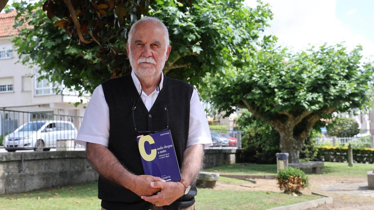Antón Seoane, co libro «Cando chegou a noite», que presenta hoxe ás 20.00 na biblioteca de Nigrán.