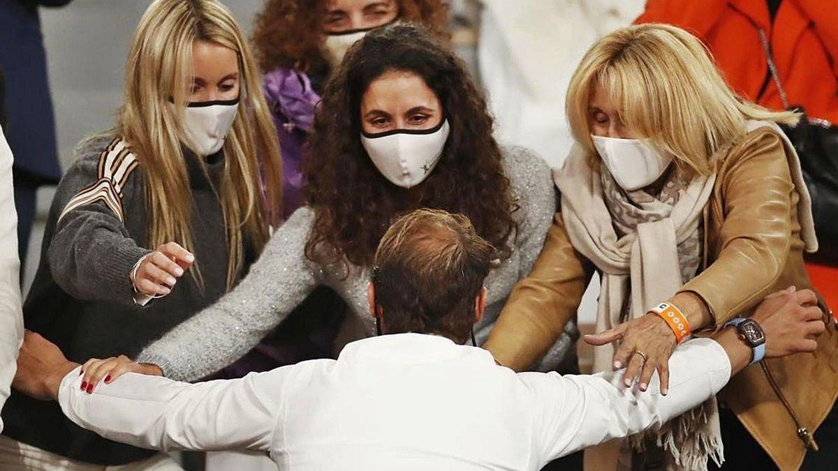 La hermana, la esposa y la madre de Rafa Nadal lo felicitan tras vencer.