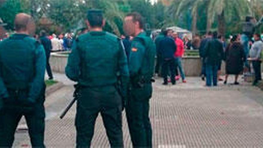 La Guardia Civil vigila el entorno del mercado.