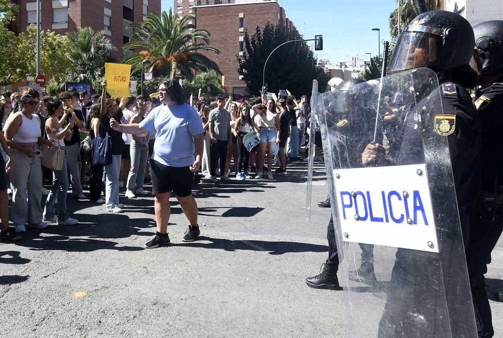 Todas las imágenes de la protesta por la Ebau y las cargas policiales junto a la Consejería de Educación
