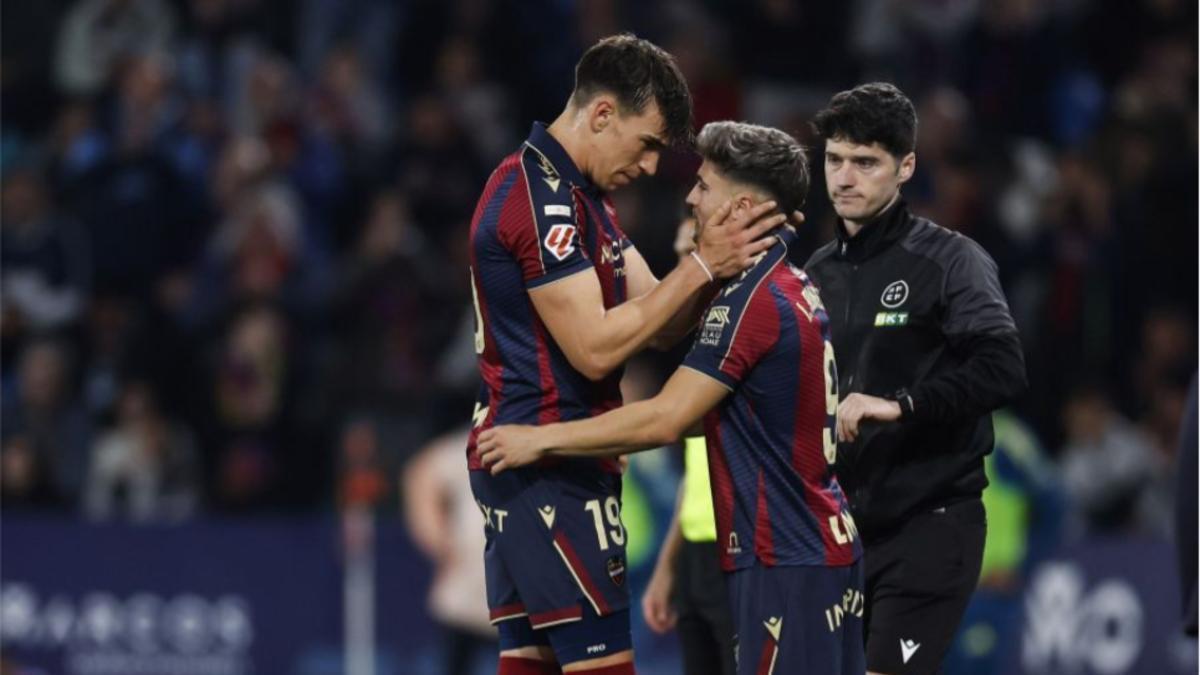 Carlos Espí e Iván Romero celebrando la gran victoria ante el Oviedo
