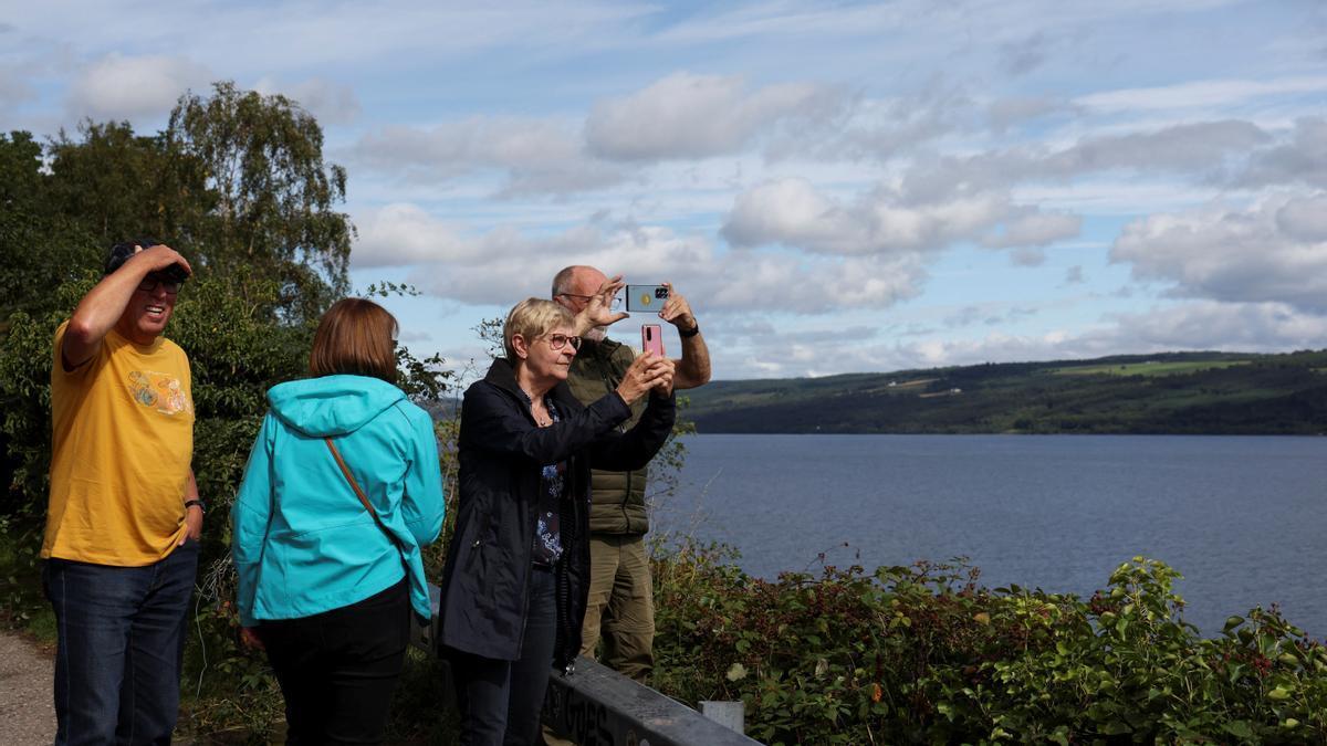 Voluntarios buscando al monstruo del Lago Ness.