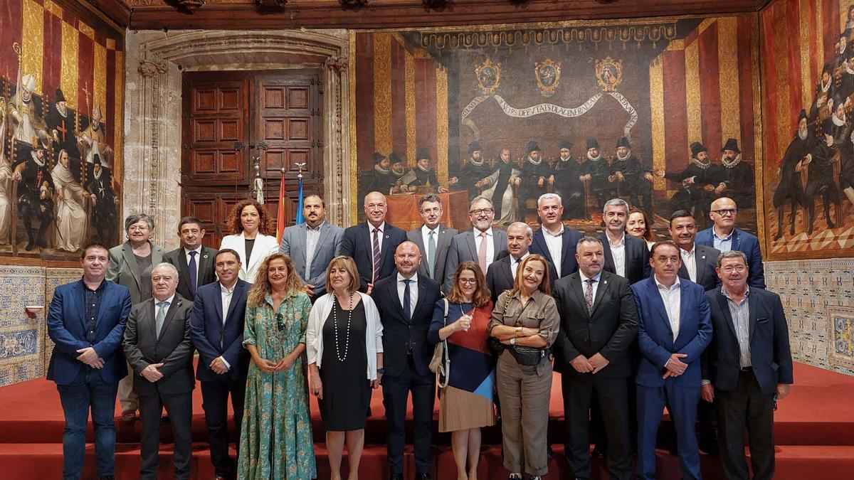 Foto de familia de los participantes en la quinta  Conferencia de Presidencias de Diputaciones, Consejos y Cabildos Insulares (Valencia).